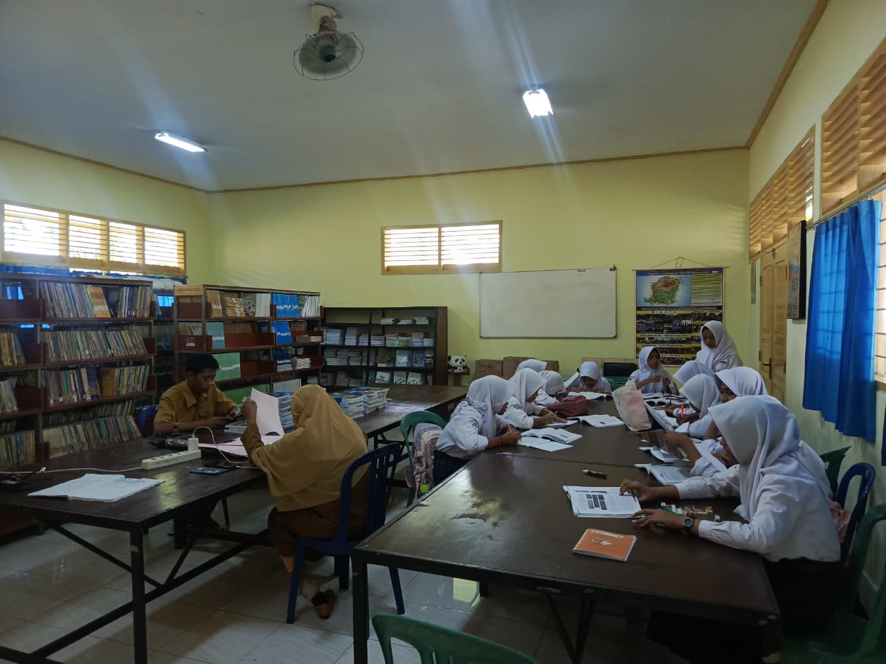 Diskusi Kelompok di Perpustakaan